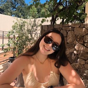 Meet your Posher, Emilia